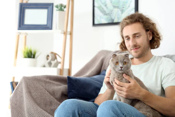 Man with cute funny cat at home — Stock Photo, Image