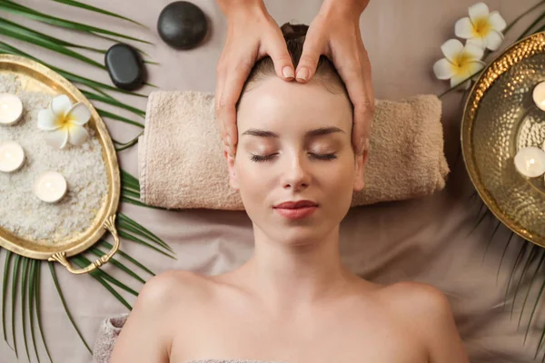 Mujer joven teniendo masaje en el salón de spa, vista superior — Foto de Stock