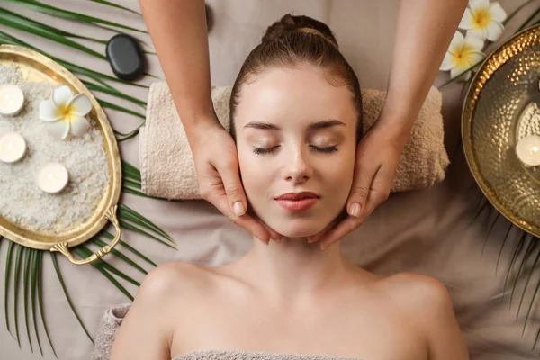 Ung kvinna som har massage i Spa Salon, uppifrån och — Stockfoto