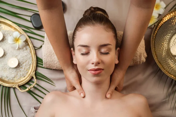 Mujer joven teniendo masaje en el salón de spa, vista superior — Foto de Stock