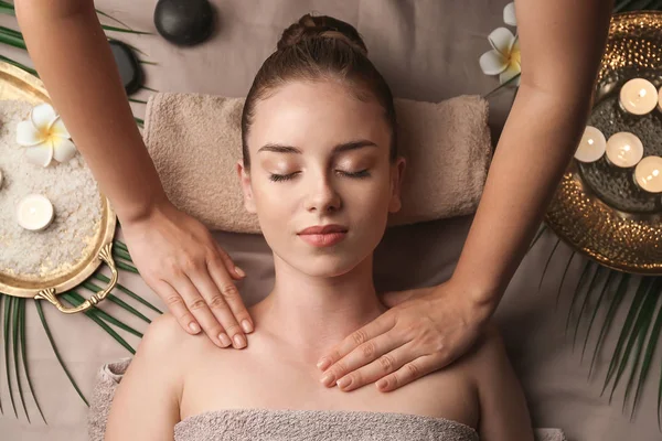 Jovem mulher fazendo massagem no salão de spa, vista superior — Fotografia de Stock