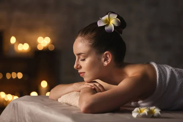 Beautiful young woman relaxing in spa salon — Stock Photo, Image