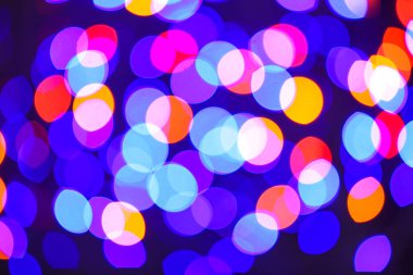 Koyu arkaplanda bulanık ışıklar