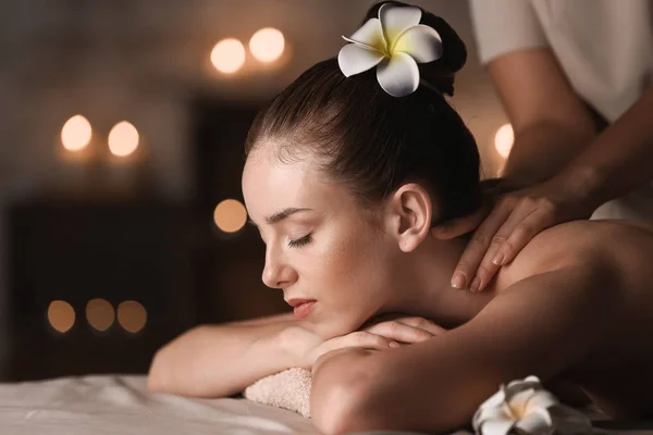 Junge Frau mit Massage im Wellness-Salon — Stockfoto