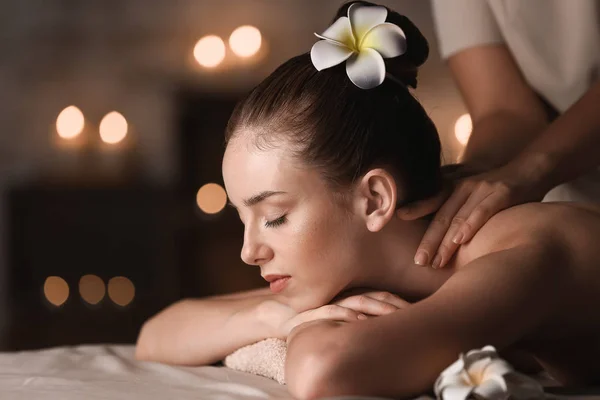 Jonge vrouw het hebben van massage in spa salon — Stockfoto