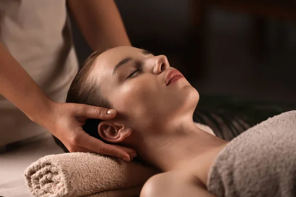 Ung kvinna som har massage i spa salong — Stockfoto