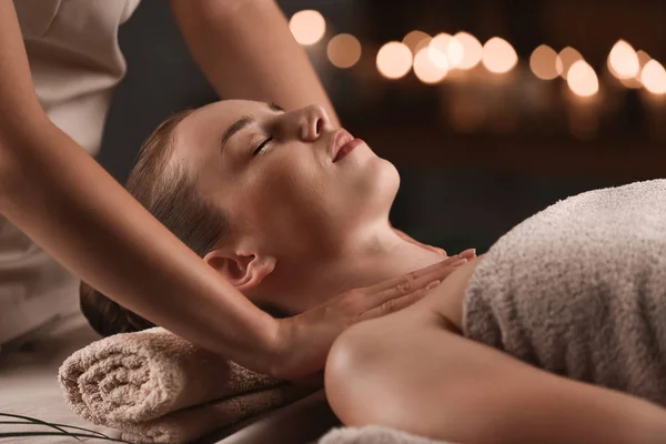 Молода жінка має масаж в спа-салоні — стокове фото