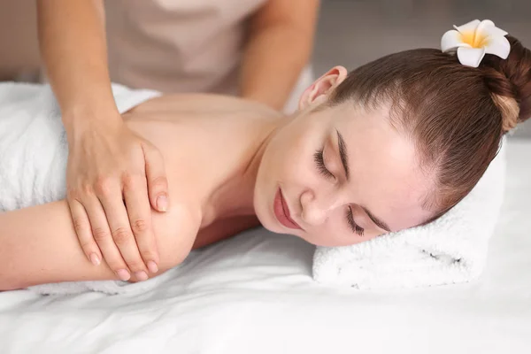 Jovem mulher fazendo massagem no salão de spa — Fotografia de Stock