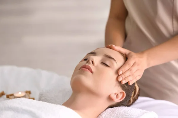 Jonge vrouw het hebben van massage in spa salon — Stockfoto