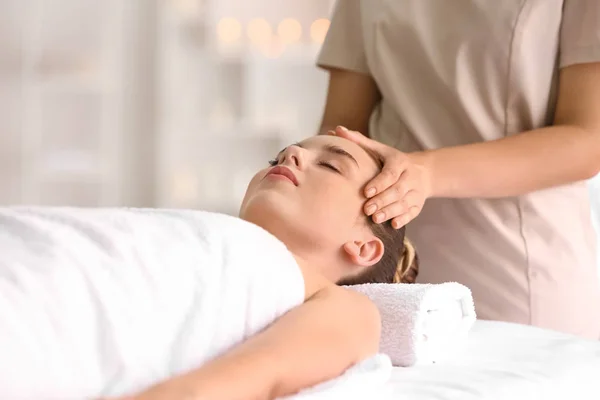 Jonge vrouw het hebben van massage in spa salon — Stockfoto