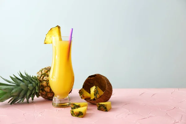 Glas välsmakande ananasjuice på färgtabell — Stockfoto
