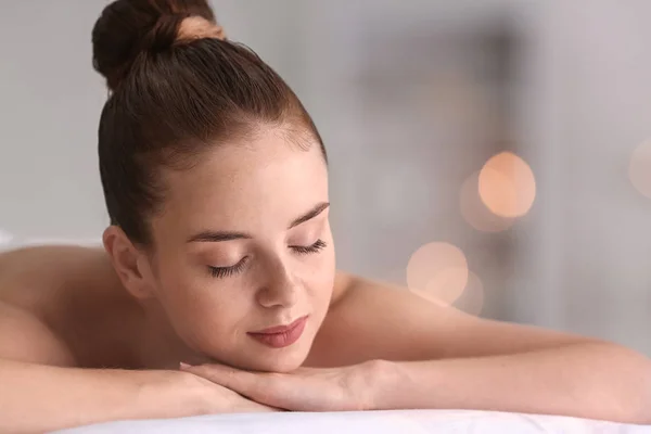 Hermosa mujer joven relajarse en el salón de spa — Foto de Stock