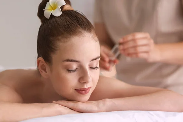 Bela jovem mulher relaxante no salão de spa — Fotografia de Stock