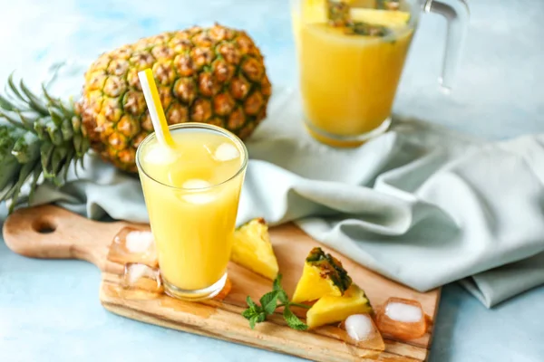 Glas smakelijke ananas SAP op tafel — Stockfoto