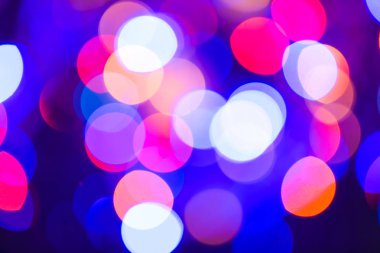 Koyu arkaplanda bulanık ışıklar