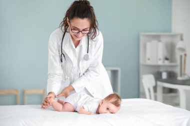 Küçük bebek kliniğinde inceleyerek çocuk doktoru