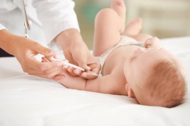 Klinikte küçük bebek aşısı çocuk doktoru