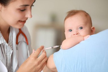 Klinikte küçük bebek aşısı çocuk doktoru