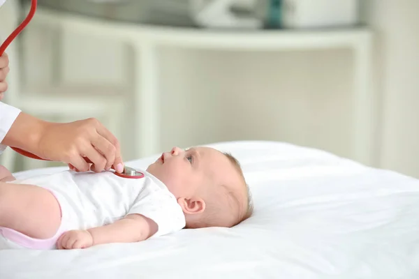 Pédiatre examinant un petit bébé à la clinique — Photo