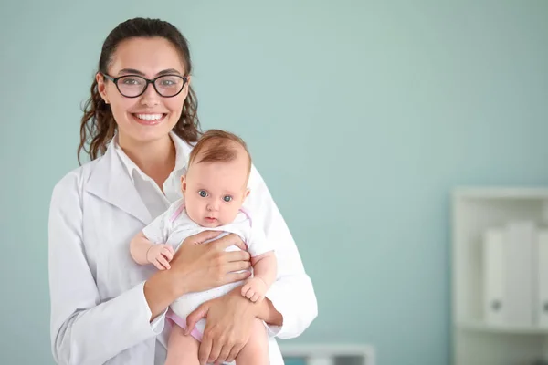 Педіатр з милою дитиною в клініці — стокове фото