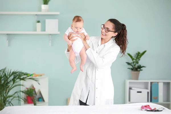 Kinderarts met schattige kleine baby in kliniek — Stockfoto