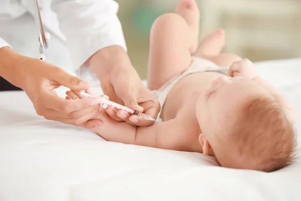 Pediatra vacunando a un bebé en la clínica — Foto de Stock