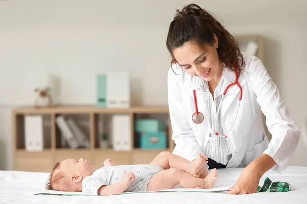 Küçük bebek kliniğinde inceleyerek çocuk doktoru — Stok fotoğraf