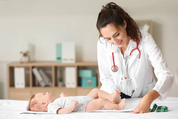 Pediatra examinando pequeno bebê na clínica — Fotografia de Stock