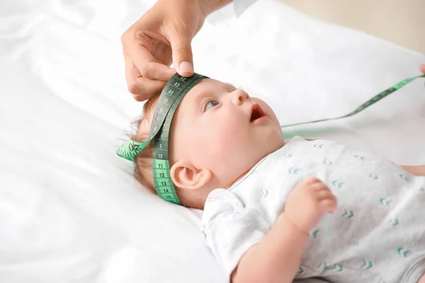 Pediatra examinando pequeño bebé en clínica —  Fotos de Stock