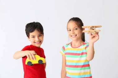 Hafif arka planda oyuncaklar ile Sevimli küçük çocuklar