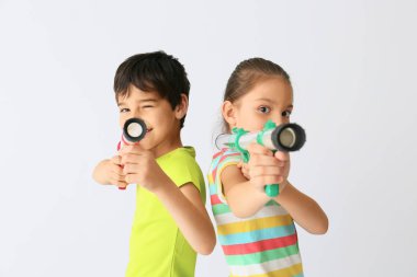 Hafif arka planda top silah ile Sevimli küçük çocuklar