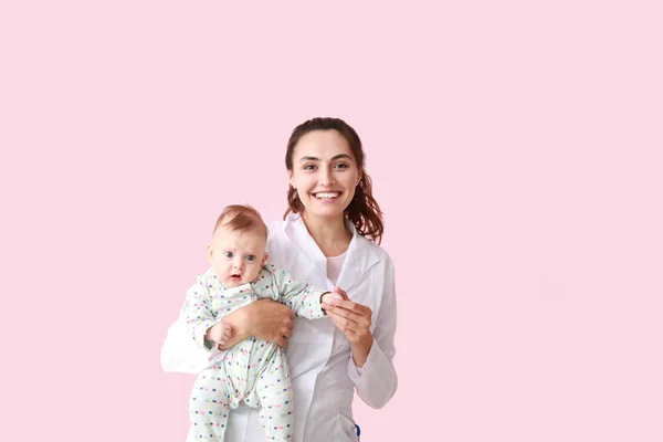 儿科医生与可爱的小婴儿在颜色背景 — 图库照片