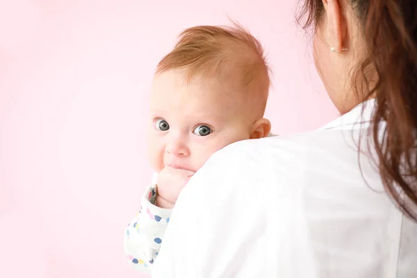 Pediatrician with cute little baby on color background — Stock Photo, Image