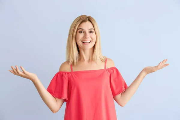 Happy beautiful woman on color background — Stock Photo, Image