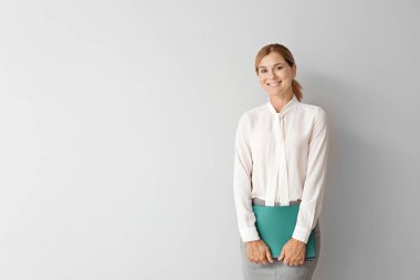 Hafif arka planda güzel kadın öğretmen