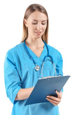 Beyaz arka planda stetoskop ve pano ile kadın hemşire