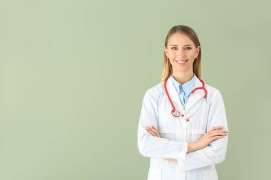 Kadın doktor stetoskop renk arka plan üzerinde ile