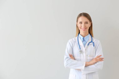 Arka planda steteskobu olan kadın doktor.