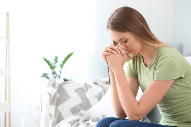 Dindar genç kadın evde dua ediyor