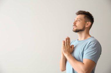 Din adamı Hafif arka planda dua