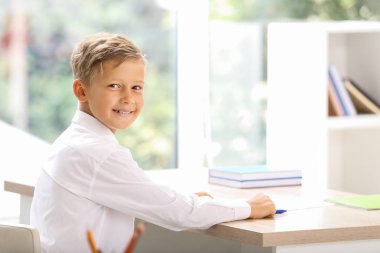 Sınıfta okul sınavını geçen öğrenci