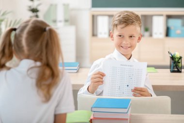 Çocuk sınav geçmek için onun okul arkadaşı yardım