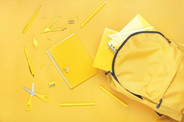 Okul çantası ve renk arkaplanı kırtasiyesi