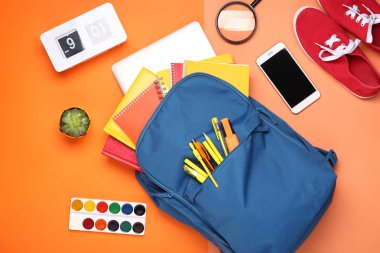 Okul çantası ve renk arkaplanı kırtasiyesi