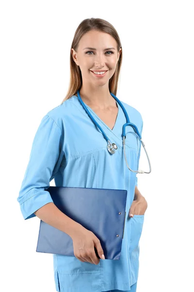 Enfermeira com estetoscópio e prancheta sobre fundo branco — Fotografia de Stock