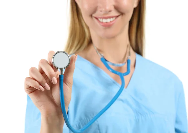 Enfermeira com estetoscópio sobre fundo branco, close-up — Fotografia de Stock