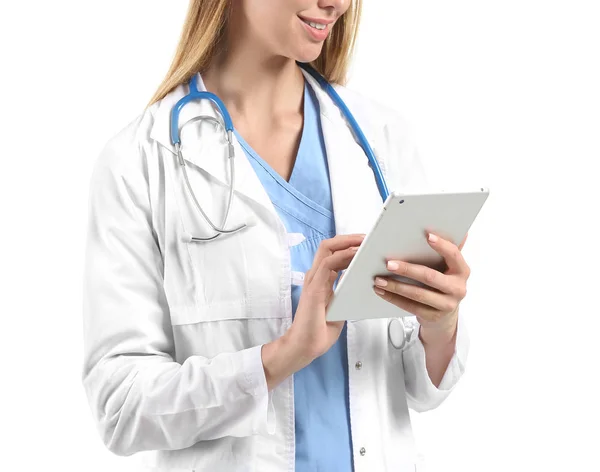Женщина-врач со стетоскопом и планшетным компьютером на белом фоне — стоковое фото