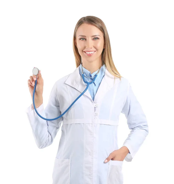 Médico fêmea com estetoscópio em fundo branco — Fotografia de Stock
