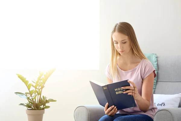 Religiosa jovem mulher lendo Bíblia em casa — Fotografia de Stock