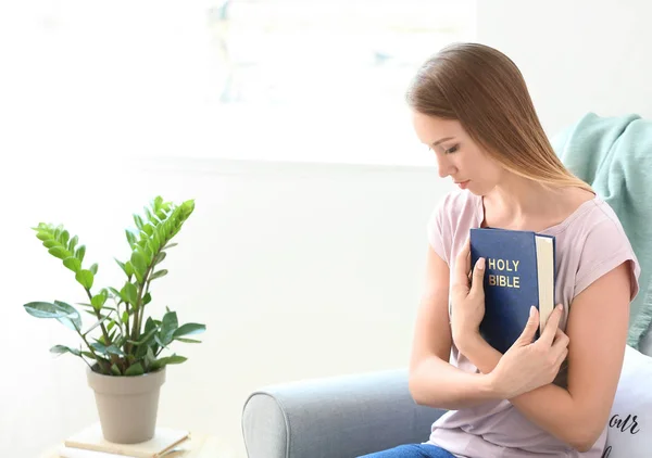 Religiosa joven rezando en casa — Foto de Stock